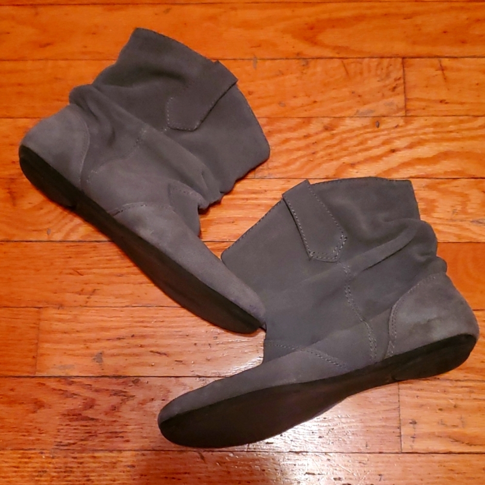 Steve Madden, size 7.5, suede Grey ankle booties.